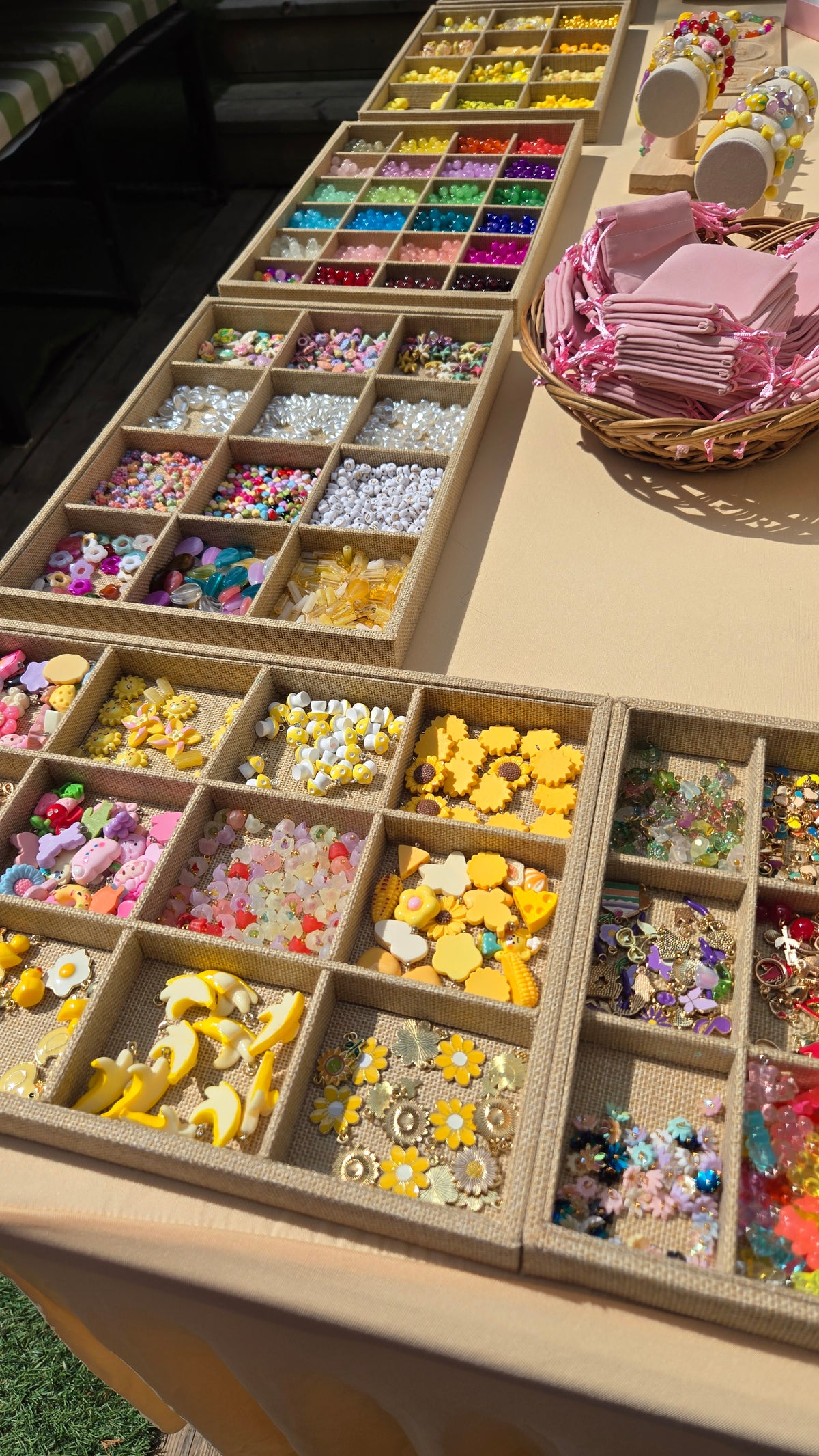 Atelier / animation de création de bracelet. Bar à perles et breloques spéciale enfant. 2h - Privé