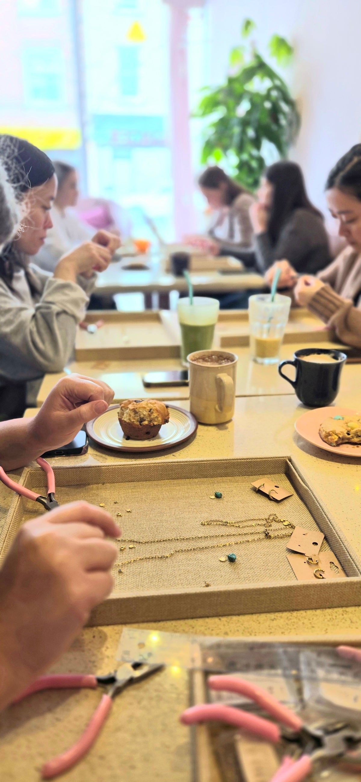 Atelier de création de bijoux. Bar à breloques pour formule EVJF / Bachelorette 3h