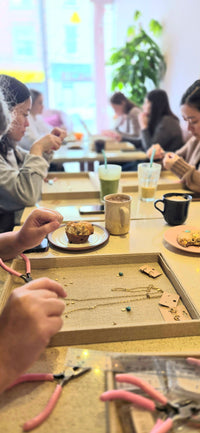 Atelier de création de bijoux. Bar à breloques pour formule EVJF / Bachelorette 3h